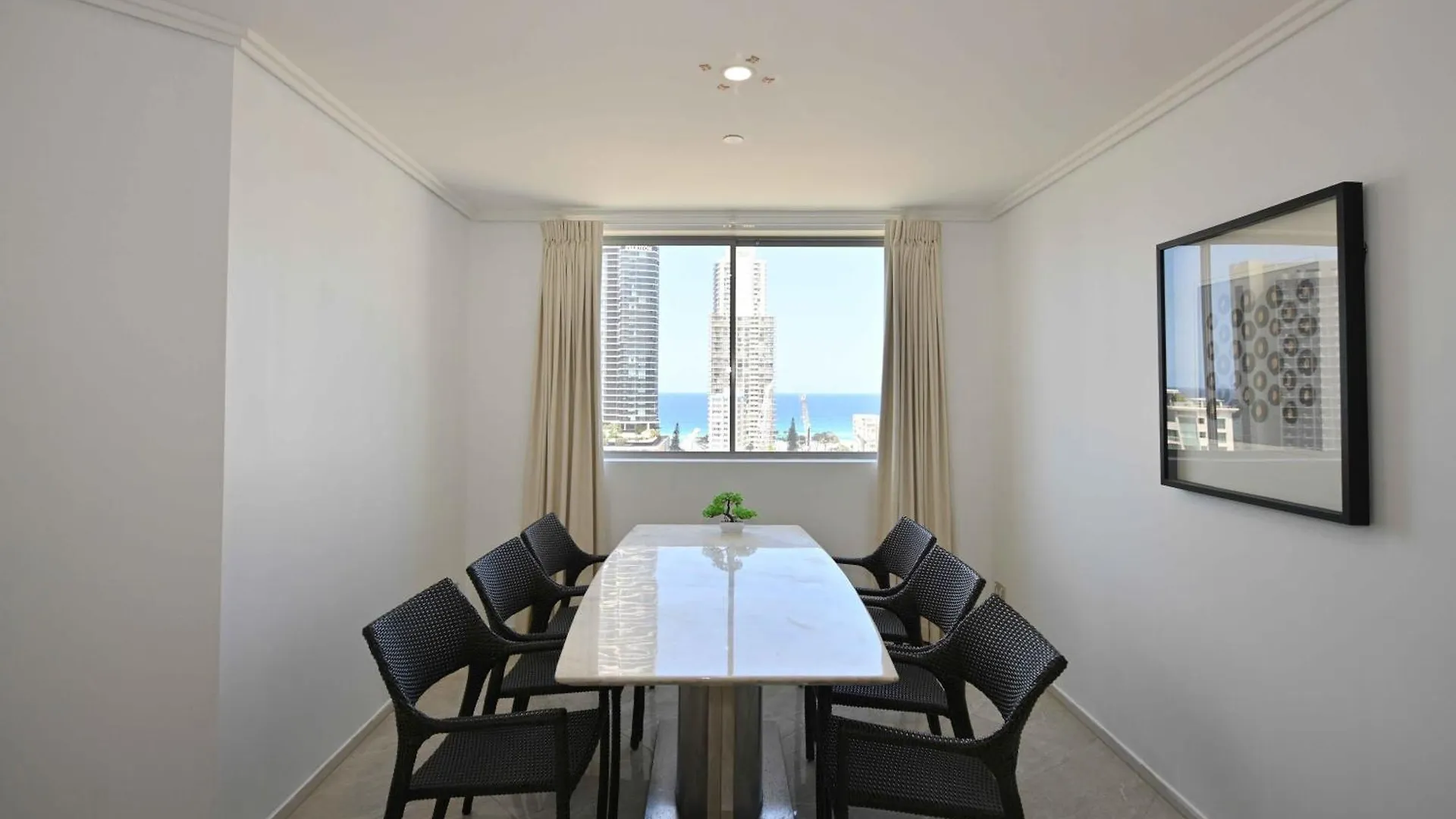 Oceanview Located In The Heart Of Surfers - Self Contained, Privately Managed Apartments Gold Coast